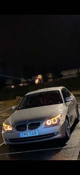 BMW 523i 3 of 5