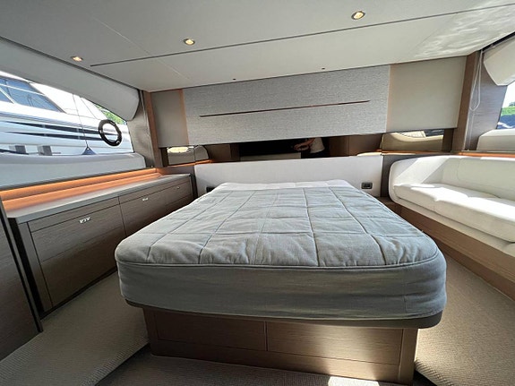 Princess V55 - 2024 | 2 x Volvo Penta D13-1000 8 of 12