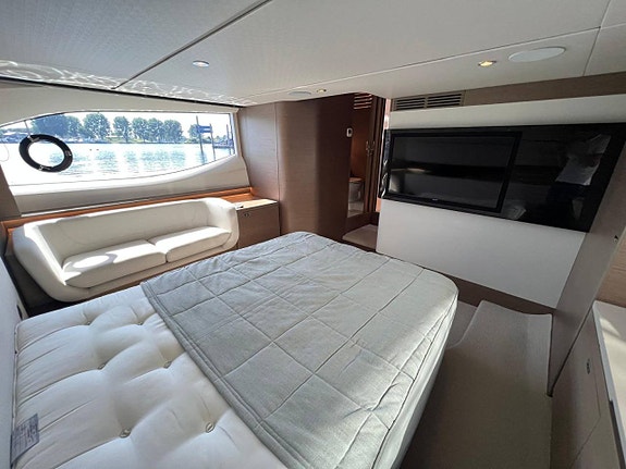 Princess V55 - 2024 | 2 x Volvo Penta D13-1000 9 of 12