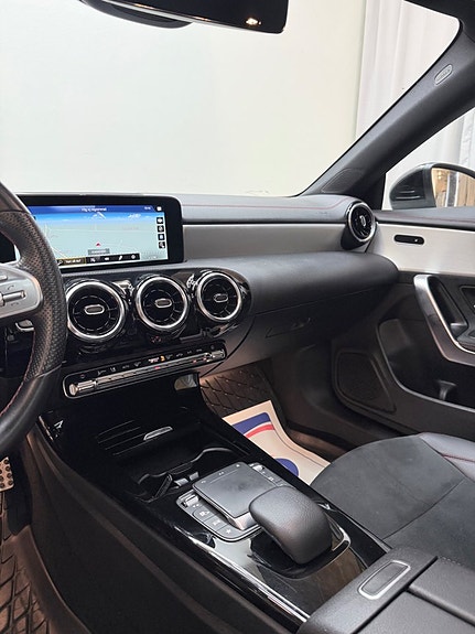 Mercedes-Benz CLA200 8 of 14