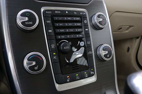 Volvo XC70 11 of 22
