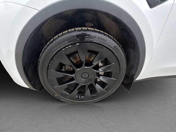 Tesla Model Y 29 of 30