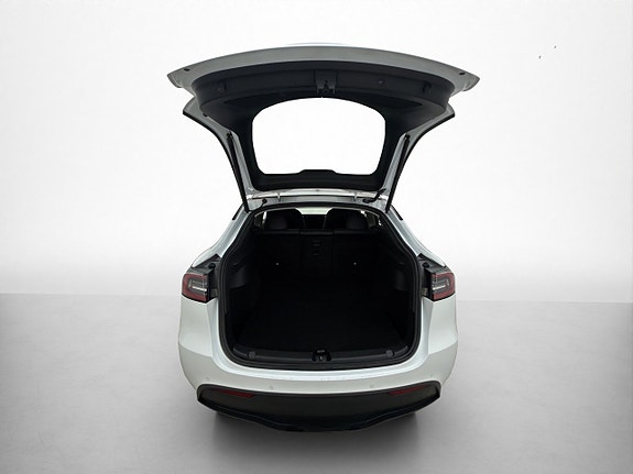 Tesla Model Y 26 of 30