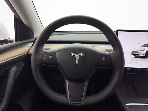 Tesla Model Y 13 of 30