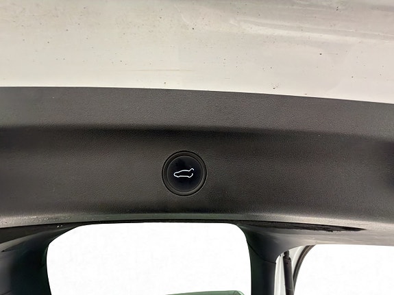Tesla Model Y 27 of 30