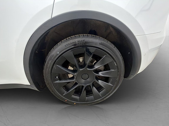 Tesla Model Y 28 of 30