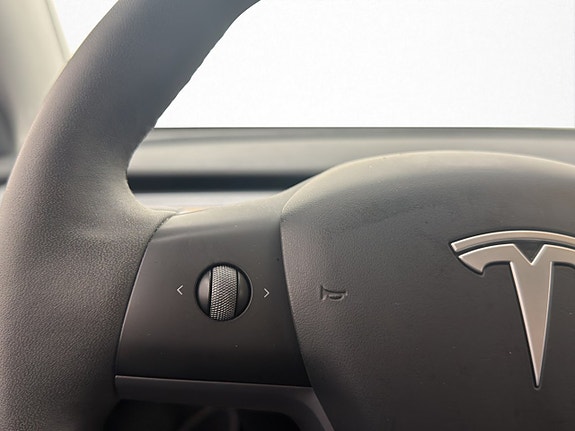 Tesla Model Y 14 of 30