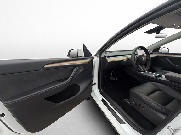 Tesla Model Y 10 of 30