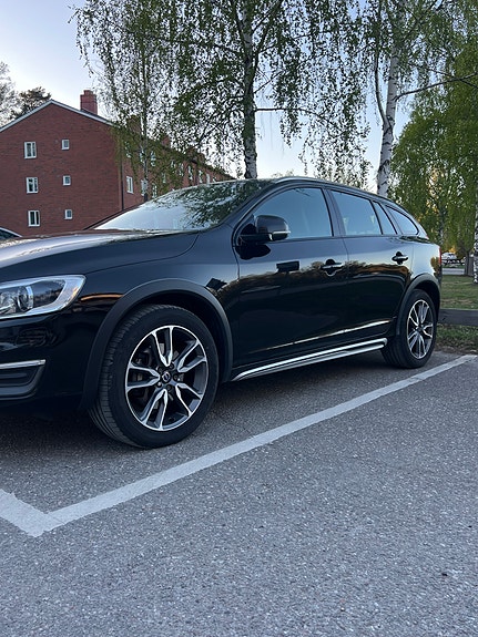 Volvo V60 Cross Country 2 of 5