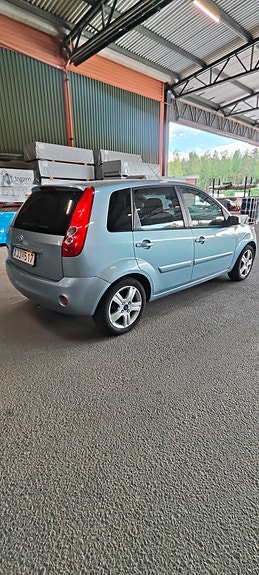 Ford Fiesta 2 of 5
