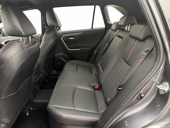 Toyota RAV4 Plug-in Hybrid 28 of 30