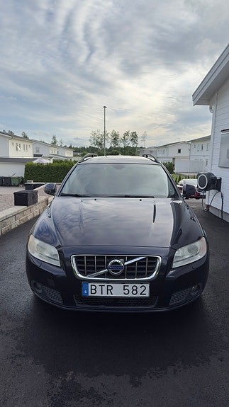 Volvo V70 2 of 5