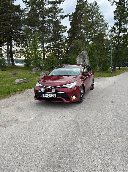 Toyota Avensis 2 of 9