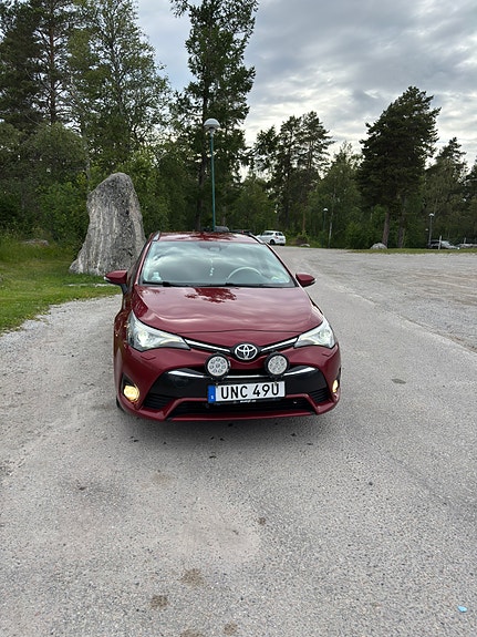 Toyota Avensis 3 of 9