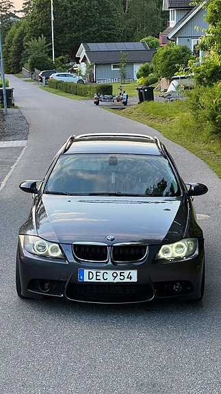 BMW 330d 2 of 5