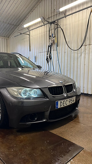 BMW 330d 3 of 5