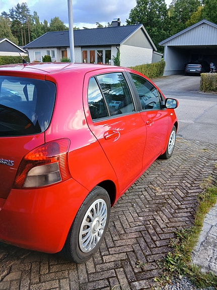 Toyota Yaris 5 of 13