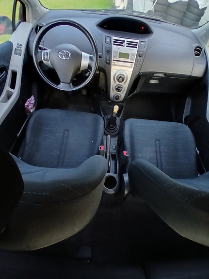 Toyota Yaris 8 of 13