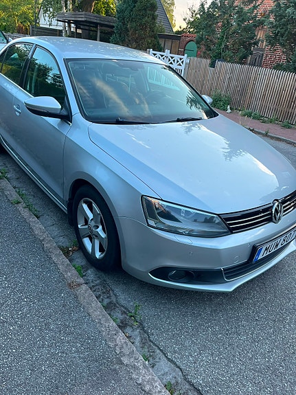 Volkswagen Jetta 2 of 5