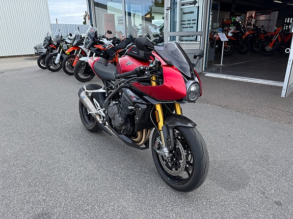 Triumph Speed Triple 1200 RR 2 of 7