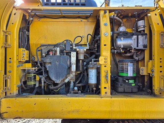 Komatsu HB 215 LC 13 of 16