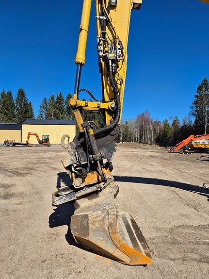 Komatsu HB 215 LC 11 of 16