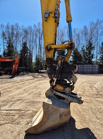 Komatsu HB 215 LC 9 of 16