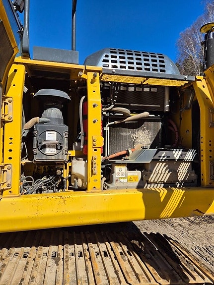 Komatsu HB 215 LC 12 of 16