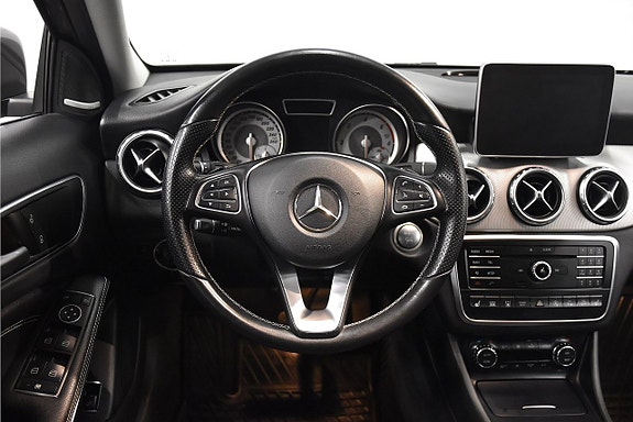 Mercedes-Benz GLA200 d 2 of 5