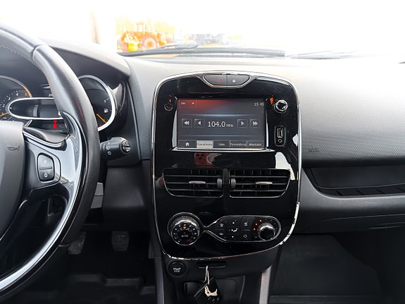 Renault Clio 15 of 16