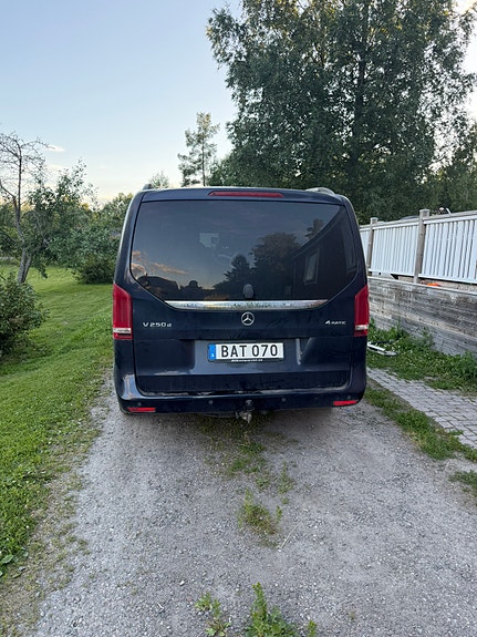 Mercedes-Benz V250 d 3 of 4
