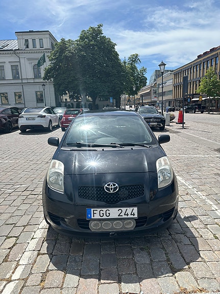 Toyota Yaris 3 of 9