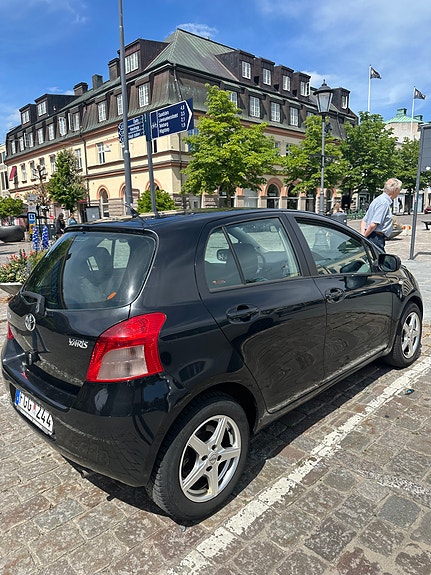 Toyota Yaris 2 of 9