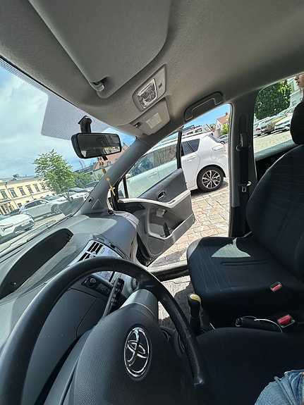 Toyota Yaris 9 of 9