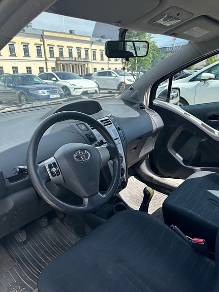 Toyota Yaris 7 of 9