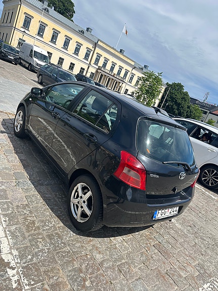 Toyota Yaris 4 of 9