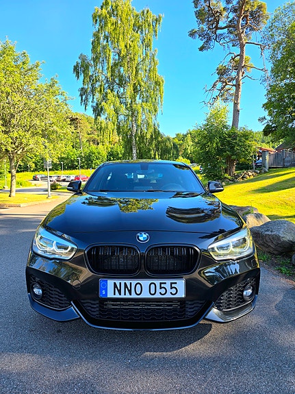 BMW 118i 2 of 5