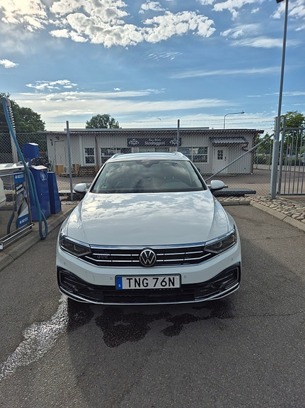 Volkswagen Passat 2 of 17