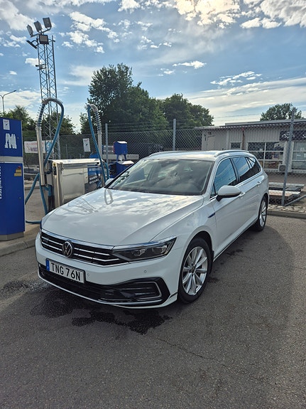 Volkswagen Passat 3 of 17