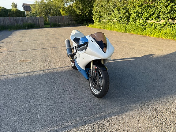 Yamaha R1 2 of 5
