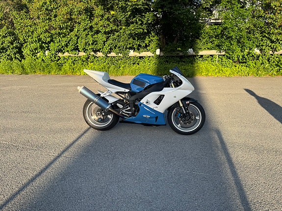 Yamaha R1 4 of 5