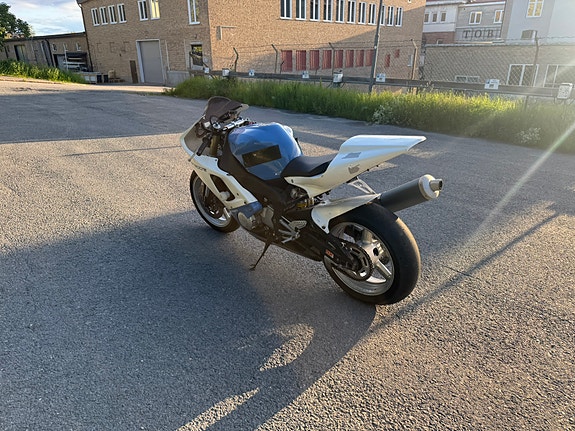 Yamaha R1 3 of 5