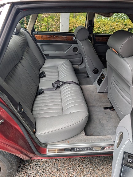 Jaguar XJ40 6 of 13