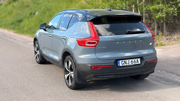 Volvo XC40 2 of 5