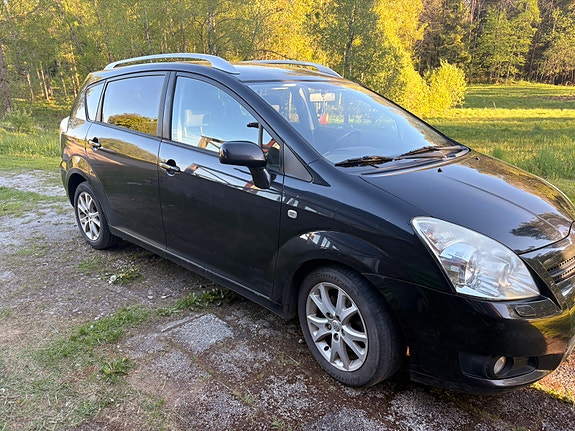 Toyota Corolla Verso 2 of 5