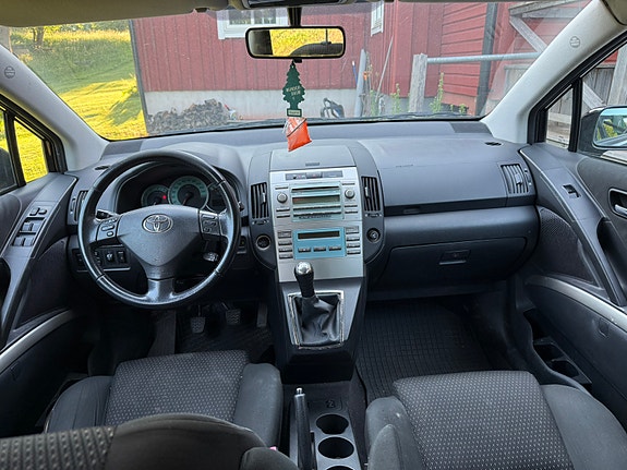 Toyota Corolla Verso 6 of 7
