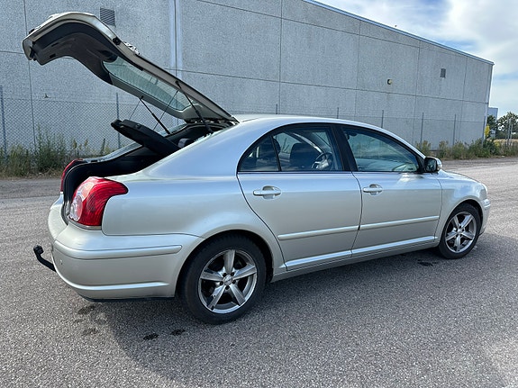 Toyota Avensis 4 of 5