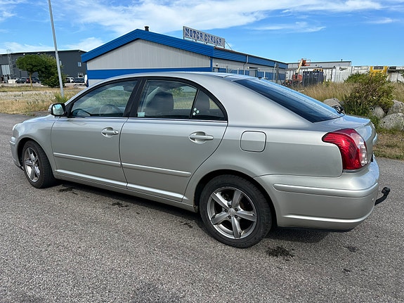 Toyota Avensis 2 of 5