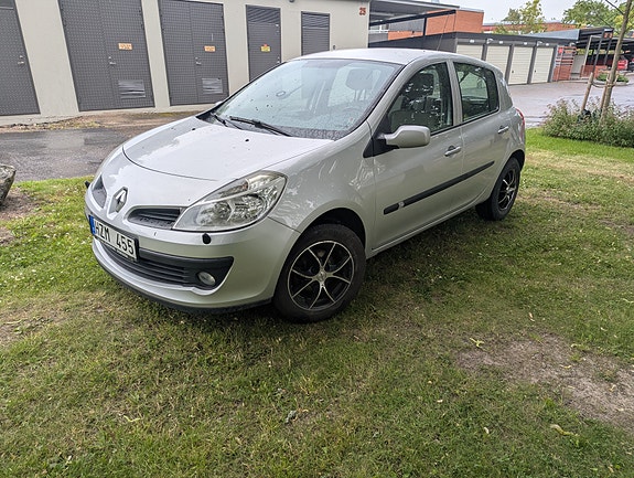 Renault Clio 2 of 8