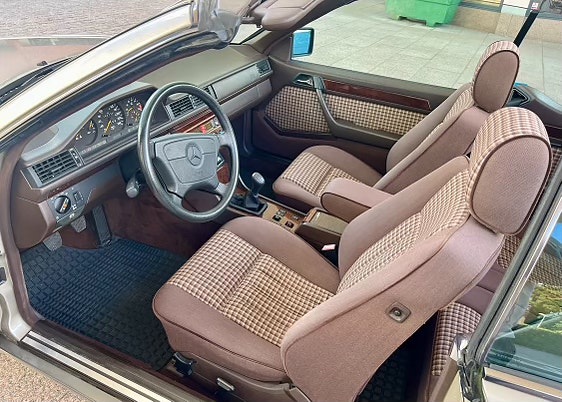 Mercedes-Benz 200 CE 4 of 5